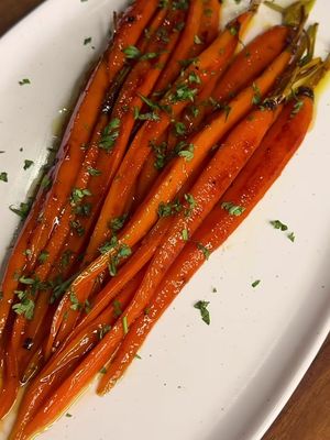 CARROT CANDY 🥕 the Thanksgiving side you didn’t know you NEEDED!  Recipe on my website here! https://alessandraciuffo.com/the-ultimate-side-dish-brown-sugar-candied-carrots/ They’re glossy, tender, sweet, and salty, and they couldn’t be easier to make. It’s alll done in one skillet, uses 5 ingredients, and takes only 20 minutes.