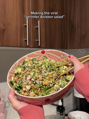 The Jennifer Aniston salad 😋 #jenniferaniston #saladrecipe #healthyeating #nutrition 