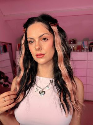 Okay I'm obsessed 💖 The pink & black looks so good together!! Maybe clip in coloured hair extensions is the way forward?! What colour shall I try next?  #hairextensions #pinkhair #haircolor #clipinhair 