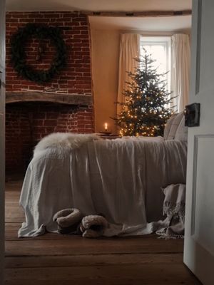 If there's one thing you do this Christmas, let it be this 🥰 Nothing gets you feeling festive quite like a Christmas tree being the first thing you see in the morning when you wake up - if youre feeling really extra you could even put the lights on a timer and let that be your alarm clock 😄❤️ Have you done this yet? Have I convinced you to give it a try this year if not? #christmastree #christmasdecor #cosychristmas #ukhome #christmasideas