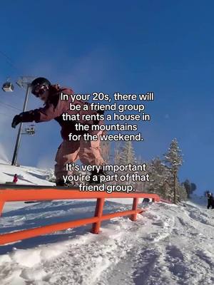 Did someone say "Après"? 📍Mammoth Mountain, California 🔗 Link in bio to book 🔎 “Hillside Highlands” #vrbo #vacationrental #skihouses #skiseason #snowboardtiktok  