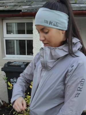 Stuck for what to wear out running as the seasons change? Watch as athlete Steph Knapman talks us through her top picks!  #trailrunning #winterrunning #winterrunningessentials #runningtips 