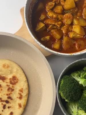 Easy Creamy Curry Chicken 🍗  Ingredients: 1 whole chicken breasts (bite-sized pieces) 3 potatoes (cubed) A handful of curry leaves 1 packet store-bought curry paste 3 cloves garlic (minced) 1 cup water Coconut milk Instruction can look at the video haha🫣
