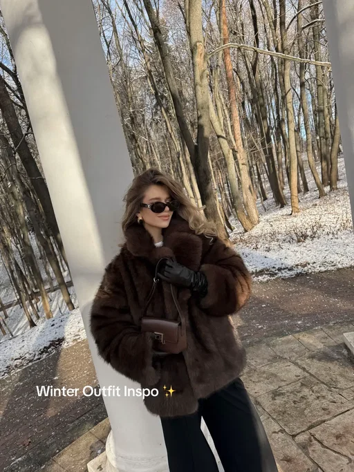 Тг: sophistiqué ✨ Утончённая коричневая шуба, чёрные широкие брюки, миниатюрная шоколадная сумка, лаконичные чёрные перчатки, стильные очки и туфли с золотой деталью — элегантный зимний образ в тёплых оттенках. Cozy brown fur coat, black wide-leg trousers, mini chocolate bag, black gloves, cat-eye sunglasses, and heels with a gold buckle — chic winter elegance. #winterstyle #winteroutfit #luxurylook #furcoatstyle #chicvibes              