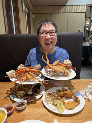 Mom is the biggest fan of buffets and so when we heard that @hiyaku_buffet was opening, I knew we'd end up here sooner rather than later. Pretty affordable, great service, and snow crab legs on a weekday night! Give them a try and let us know what you think 🙌 📍Hiyaku Buffet 15700 NW Blueridge Dr Beaverton, OR 97006