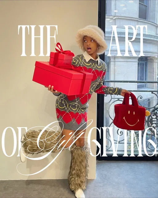Mastering the art of gift giving, one fire fit at a time 🎁 @Moschino  #Smiley #WeAreAllOriginal 
