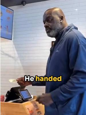 Shaq Got His OWN Money Checked 😂 Imagine handing over $100 at your own restaurant… and the cashier holds it up to the light. Shaq handled it like only Shaq can. #shaq #shaquilleoneal #bigchicken #storytime #funnyclips
