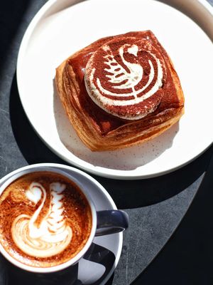 3 DAYS ONLY, Callé x Rosso pop-up in North Melbourne and this one is a must for coffee lovers and @callebakery fans The must-try? LE CAFÉ LATTE — a limited-edition pastry infused with @rosso_coffee El Diviso Singale blend. Think rich notes of peach, butterscotch & orange blossom, baked coffee custard, salted caramel, roasted hazelnuts, whipped vanilla cream + cocoa dust. And it doesn’t stop there… Callé is also bringing their signature pastries: 🥐 Dubai chocolate pistachio 🥐 Cinnamon scroll 🥐 Berry twist 🥐 Pain au chocolat 🥐 Spinach, feta & ricotta pastry … aka the lineup Melbourne wakes up early for. Plus @rosso_coffee is pouring their iconic specialty coffee blends all day — the perfect pairing. 📍 117 Drysbough St, North Melbourne 🗓 28 Nov – 30 Nov ⏰ 9am–2pm (or sold out!) 🔥 RUN, don’t walk. 🔥 Limited batch. Limited days. Unlimited cravings. 🔥 Tag your pastry bestie & pull up early! [invite]@Rosso Coffee Roasters 