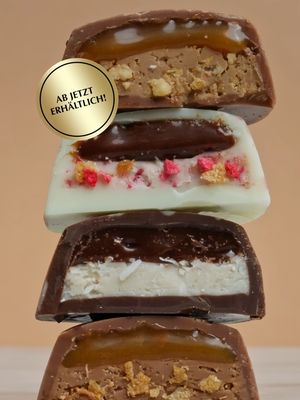 Wir präsentieren: Lindt CHOCOLATE CUBES 🍫❤️ Einzigartiger Genuss für alle Sinne. Ein Kunstwerk aus knackiger Schokolade mit crèmig-knuspriger Füllung. Ein vielschichtiges Texturerlebnis, in vier raffinierten Rezepturen. Mit Leidenschaft kreiert von den Lindt Maîtres Chocolatiers, handgefertigt in der Schweiz. Jetzt erhältlich im Lindt Home of Chocolate in Kilchberg und auf lindt.ch #lindt #lindtswitzerland #chocolatecubes #cubes Nous vous présentons : Lindt CHOCOLATE CUBES 🍫❤️ Un délice qui éveille tous les sens. Une œuvre d'art en chocolat croquant fourrée d'une crème onctueuse et garniture croustillante. Des jeux de textures gourmands, déclinés en quatre recettes raffinées. Crées avec passion par les Maîtres Chocolatiers Lindt, fabriqués à la main en Suisse. Disponible dès maintenant à la Lindt Home of Chocolate à Kilchberg et sur lindt.ch.