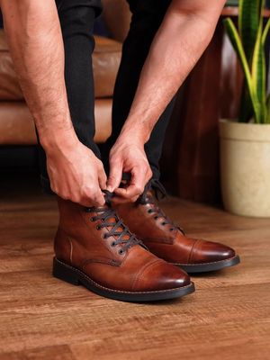 Black Friday is here 🎁🎁 Available until Monday, receive a free gift with purchase at checkout.  Our way of saying Thank You & Happy Holidays! #ThursdayBoots #BlackFriday #HappyHolidays 