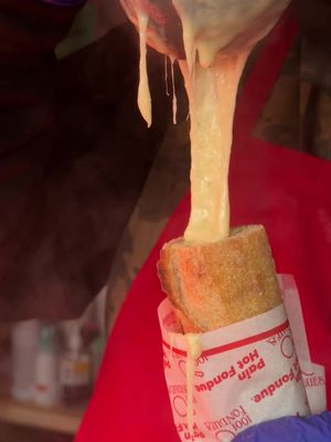 Un incontournable!!!!! Cette baguette au fromage au marché Allemand de Québec !!!