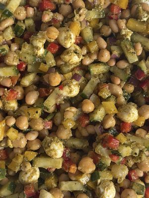 PESTO SCOOPABLE SALADDDDD !! My veggie chopper is on my Amazon storefront! Ingredients  1 cucumber  1 red belle pepper  1 orange bell pepper  1/2 a red onion 1 can chickpeas  1 can navy beans Mozzarella cheese balls  Any pesto you want I get mine from Whole Foods   Drizzle of red wine vinegar  Salt, garlic powder, basil to taste  #healthyrecipes #mealprep #EasyRecipes #salad #saladrecipe 