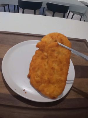 This guy claims to make the worlds best schnitzel… #food #cooking #KitchenHacks #chicken #yum
