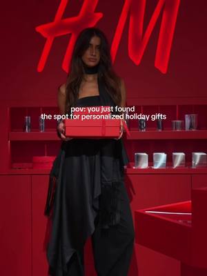 Run, don’t walk to @H&M Le Marais this weekend! Wrap your best personalized gifts for the holidays, Nov 29-30 | publicité 📍43 Rue des Francs Bourgeois