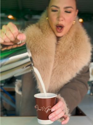 Yesterday at Bluewater honestly filled my heart 🤎✨ From handing out hundreds of Glade candles to sharing hot chocolates, hugs, piccys and parenthood chats… So happy to see everyone loving the new Festive Honey & Chocolate scent as much as I do 🍯🍫🕯️Thanks for making Black Friday feel extra magical 🤎