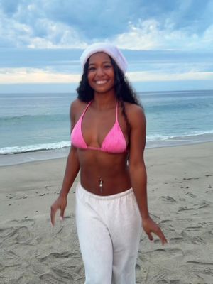 Spending Christma in a tropical place be like 