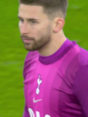 Where is the ‘keeper going? 💀 #Fulham #Spurs #PremierLeague 