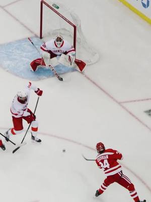 Eiserman tucks one at Madison Square Garden 😮‍💨  BU takes the win in NYC over Cornell 2-1 #everythingcollegehockey #buhockey #msg #nyc 