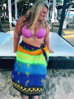 Maybe a dose of beach therapy is exactly what you need 🌴⛱️ #thicktok #ladomi🇩🇴❤️ #beachvibes #curvytiktok #vacaciones 