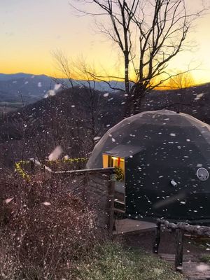 ✨❄️🎄 OMG you guys… this magical snowy mountain glamping dome near Asheville is truly one of the coziest + most beautiful stays I’ve ever experienced!!! 🏔💖✨ Right now they’re hosting Christmas at The Collective and it feels straight out of a Hallmark movie! 🎥🎄 Here’s what you can expect 👇✨ 🎄 A HUGE 15’ Christmas Tree photo op ❄️ Sunset snowfall every night at 5:15pm 🎁 A special welcome gift 🧦 A stocking from Santa 🏡 Every single dome decorated inside + out 🌄 The dreamiest mountaintop views We stayed in the Ultra Luxe Dome and OMG… pure heaven 😍 🔥 Private hot tub 🛏 King-size cozy bed 🔥 Mini fire pit table 🚿 Beautiful shower ☕️ Mini kitchen w/ tea kettle + Keurig ✨ And the most peaceful atmosphere you can imagine If you’re wanting the ultimate cozy, snowy, romantic Christmas getaway… THIS is it. The kind that makes you slow down, breathe, and enjoy the magic of the season. ✨❄️ 💯 10/10 would go back!!! Use code RALEIGH for $50 off your Christmas at The Collective stay (excludes Dec 24–Jan 1). 🎁 📍 Clyde, NC — 20 mins from Asheville @theglampingcollective Send this to the person you’re escaping to the mountains with! 🏔✨💖 #northcarolina #snowy #mountain #glamping 
