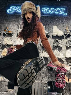 Тгк itsvisualnoise 🖤 забегала в @URBANATOR обновить педали #newrock #newrockshoes #urbanator #shopping #outfitideas 