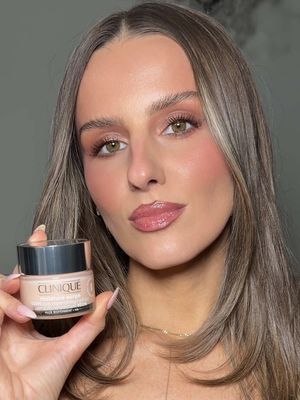 Hydrated skin = better makeup. @Clinique Store Moisture Surge 100H gives instant soothing hydration, a boost in glow, and up to 100 hours of stabilizing hydration. My go-to winter prep. #cliniquepartner #skincare 