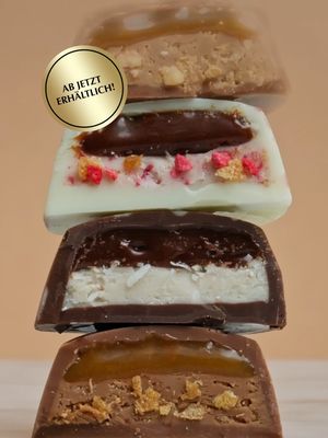 Jetzt erhältlich: Lindt CHOCOLATE CUBES 🍫❤️ Einzigartiger Genuss für alle Sinne. Ein Kunstwerk aus knackiger Schokolade mit crèmig-knuspriger Füllung. Ein vielschichtiges Texturerlebnis, in vier raffinierten Rezepturen. Mit Leidenschaft kreiert von den Lindt Maîtres Chocolatiers, handgefertigt in der Schweiz. Verfügbar auf lindt.ch sowie in den Lindt Shops im Lindt Home of Chocolate in Kilchberg, Luzern Verkehrshaus, Genf, Basel & Spreitenbach Tivoli. Nur solange Vorrat. #lindt #lindtswitzerland #chocolatecubes Disponible maintenant : Lindt CHOCOLATE CUBES 🍫❤️ Un délice qui éveille tous les sens. Une œuvre d'art en chocolat croquant fourrée d'une crème onctueuse et garniture croustillante. Des jeux de textures gourmands, déclinés en quatre recettes raffinées. Crées avec passion par les Maîtres Chocolatiers Lindt, fabriqués à la main en Suisse. Disponible sur lindt.ch. et dans les boutiques Lindt à la Lindt Home of Chocolate à Kilchberg, Lucerne Musée des transports, Genève, Bâle & Centre Spreitenbach Tivoli. Jusqu'à épuisement des stocks
