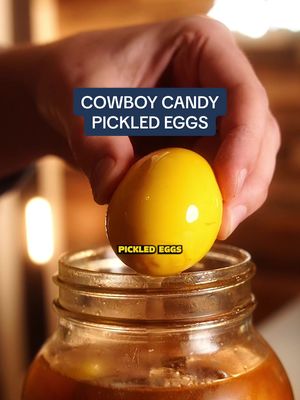 I like eggs Recipe👇 🔸 12 hard-boiled eggs 🔸 1 quart jar  🔸 2 cups Apple Cider Vinegar 🔸 1 cup White Sugar 🔸 1 cup Brown Sugar 🔸 1 tsp Garlic Powder 🔸 1 tsp Ground Turmeric 🔸 1/2 tsp Cayenne Pepper 🔸 1 cup Sliced Jalapeños #eggs