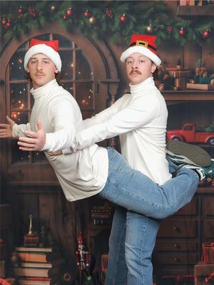 this was such a bad idea…👀 #christmascard #thepointerbrothers #throwback 