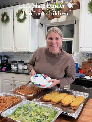 Plating dinner for 13 tonight — Parmesan Chicken Pasta, salad, and garlic bread. 🍝🥗🧄 Big family, big meals, and hearts even bigger. 💚 #largefamilymeals #capcut #Mom2ManyGreens #FamilyMeals #WhatsForDinner