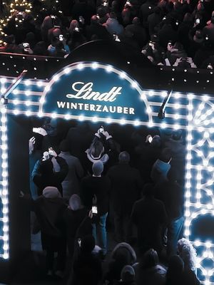 Seit 180 Jahren verwandeln wir süsse Momente in festliche Erinnerungen – und machen die Adventszeit zu etwas ganz Besonderem. 🍫 Neuste Kreationen unserer Lindt Maîtres Chocolatiers 🧸 Der Lindt TEDDY lässt Kinderherzen höher schlagen 🎄 Schokolade, die seit Generationen Weihnachten versüsst Danke an alle, die mit uns feiern und Lindt zu dem machen, was wir sind: die süsseste Begleitung der Adventszeit. 🎁✨ #lindt #lindtswitzerland #advent #christmas #winterzauber Depuis 180 ans, nous transformons de doux moments en souvenirs festifs et faisons de la période de l'Avent un moment tout à fait particulier. 🍫 Les dernières créations de nos Maîtres Chocolatiers Lindt 🧸 Le TEDDY Lindt fait battre le cœur des enfants 🎄 Le chocolat qui adoucit Noël depuis des générations Merci à tous ceux qui célèbrent avec nous et font de Lindt ce que nous sommes : le plus doux compagnon de la période de l'Avent. 🎁✨