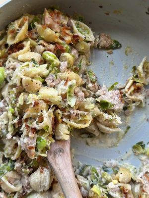 WEEK 3 of BABE ON A BUDGET TAKES THE WEEKLY SHOP MEAL 4: CREAMY BOURSIN, SAUSAGE & SPROUT PASTA 🍴 3 portions* ⏰ 20 minutes  Store cupboard essentials: oil, salt & pepper, crispy onions (totally optional) Ingredients - 1tbsp oil - 6-8 veggie sausages - 4 small shallots - 150g brussel sprouts  - 200g pasta - 150g boursin - 1tbsp creme fraiche  - 1 lemon - Handful cheddar - Handful crispy onions To make... 🌱 Take the skin off your sausages and cook them in some olive oil, breaking into pieces. 🌱 Whilst the sausages cook, slice your shallots and trim and FINELY SHRED your sprouts - this makes them super easy to cook! 🌱 Pop your pasta onto boil and save a large mug of pasta water before draining. 🌱 Remove your sausage from the pan once browned and add in your shallots and cook for a few minutes before adding your sprouts and a splash of water. 🌱 Season generously with salt and pepper and let cook for around 5 minutes before adding back in your sausage.  🌱 Stir through the boursin & pasta water until you get a creamy sauce. I also added in the creme fraiche here, mix well. 🌱 Add your pasta and combine, loosen with more pasta water if needs be. 🌱 Top with a handful of grated cheddar & some crispy fried onions (totally optional but I have some in the cupboard that REALLY need to be used.  🌱 Pop it under the grill for 5 minutes or until golden & bubbling and enjoy !! XX *BULKING OUT? With more pasta, more sprouts and another dollop of creme fraiche, this could easily serve 4 portions. Bulk out further with garlic baguette !! Store your extras in an air tight container in the fridge for up to 3 days !🫙🫙 #babeonabudget #weeklyshop #veggierecipes 