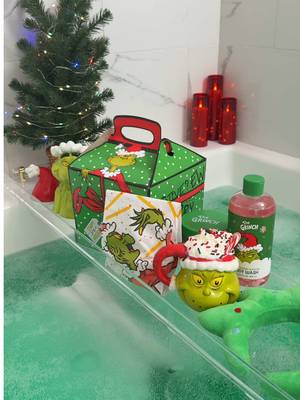 Run a grinch christmas bath with me 🛁🎄❤️ #bath #christmas #thegrinch #satisfying #relaxing 