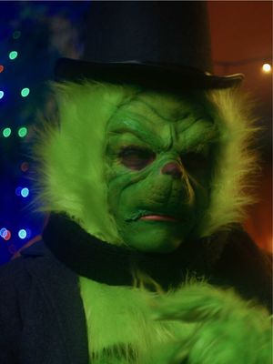 Cuando crees que el Grinch está acompañado pero solo está actuando demasiado bien 😂 🎄 En Navidad todo brilla, pero con Plata brillas más. #enchufetv #PlataCard #Navidad #BrillaConPlata