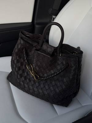 bag tour #whatsinmybag #bottegaandiamo #andiamo #mensbaggyjeans 