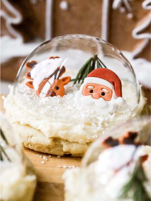 Snow Globe Cookies ❄️🎄 These Snow Globe Cookies are straight-up holiday magic. Soft, thick sugar cookies covered in fluffy vanilla frosting and decorated like the cutest little edible winter wonderlands. They look fancy, but they’re secretly so easy — the kind of cookie that makes everyone think you spent hours piping tiny details when you absolutely did not. Full recipe is always on the blog! Link in bio or search https://basicswithbails.com/course/dessert/snow-globe-cookies-christmas-recipe/ #christmascookie #snowglobecookies #easydessertrecipes #holidaycookies #holidaydessert 