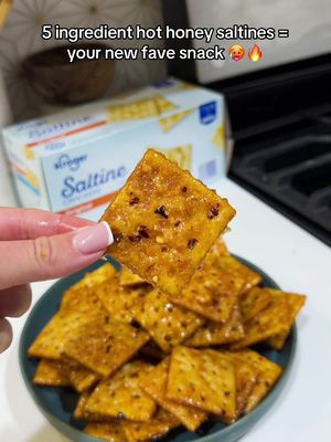 Sweet, salty, spicy, crunchy… these hot honey saltines check every box. 🫶🔥 #kroger #snackideas #hothoney #saltines #snacktok @Arianna | content creator 