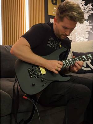 I found the sickest 80s tone ever and I couldn’t resist playing the Top Gun Anthem @Universal Audio 🎸🎶 • #UniversalAudio #GuitarSolo #TopGun