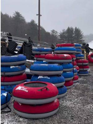 Share this with someone who should go with you! •  #latinasny #nyactivities #nycactivities #winteractivities #snowtubbing 