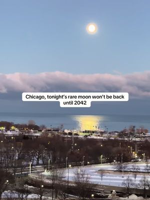 A rare moonrise over Chicago—bookmark this moment #supermoon #raremoon #moonrise #chicagotiktok 