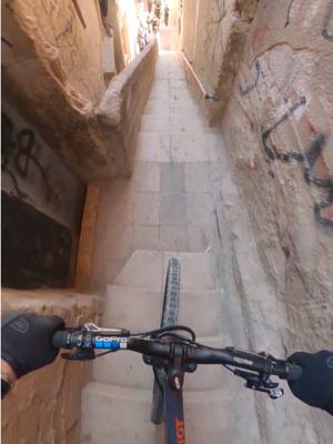 where every centimeter counts 🤏 @Tomas Slavik #bikelife #urbandownhillmtb #downhillmountainbiking 