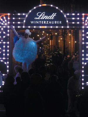 ✨ 180 Jahre Tradition, Innovation und Leidenschaft – vereint in jedem Stück Lindt Schokolade. 🍫✨ 🎄 Lindt wünscht eine fröhliche Weihnachtszeit. Lass dich von einem Erlebnis voller Genuss und Magie verzaubern. ❤️🎁 #lindt #lindtswitzerland #advent #christmas #winterzauber ✨ 180 ans de tradition, d'innovation et de passion réunis dans chaque morceau de chocolat Lindt. 🍫✨ 🎄 Lindt vous souhaite de joyeuses fêtes de fin d'année. Laissez-vous envoûter par une expérience pleine de plaisir et de magie. ❤️🎁