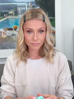 Shop Kelly Ripa's favorite instant gray coverage product: L'Oreal Paris Magic Root Cover Up. Available on @amazon! #LOrealParis #LOrealParisMagicRoot #MagicRoot