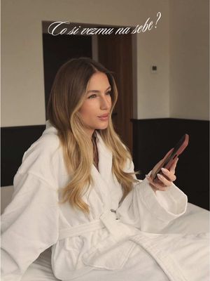 Co si vezmu na sebe? Když vánoční svátky ✨ stačí si pořídit pár svátečních kousků, které pak snadno nakonbinuješ s klasikou ze šatníku třeba: mašle do vlasů, třpytivé kalhoty nebo sukně a nějaký hezký top, takový mini kapsulový šatník na svátky, aneb když mě obleče @Zalando ✨  #Zalando #WhatDoIWear ve spolupráci 