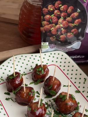 Last-minute ✨️meatball magic✨️: festive, fuss-free, and always the first to disappear. Head to Whole Foods to pick up the ingredients for everyone's favorite app today! 💚