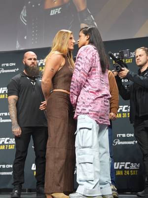 PRIMEIRA ENCARADA ENTRE AS BRABAS! 🔥 🇺🇸 #KaylaHarrison e 🇧🇷 #AmandaNunes abrem 2026 disputando o cinturão do peso-galo no #UFC324! 🏆 #UFC #UFCBrasil #TikTokEsportes #MMA