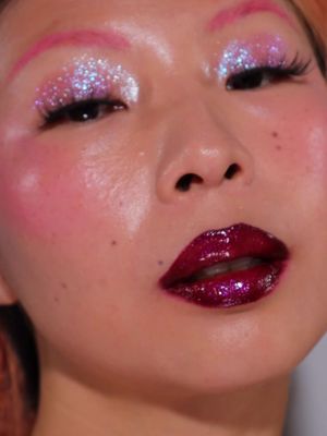 Holiday icy sparkle on the inner corner ❄️✨ & a blue-tinted blush duo that somehow works?! @joocyee.global cream blush & highlight duo in Crystal Frost* I normally don’t like pH-changing blushes, but this one… the color is actually so pretty and it lasts all day. The icy sparkles remind me of fenty diamond bomb ✨A tiny lil magic compact ✨ I need to try more from them because everything I’ve used so far has been so good. Don’t sleep on C-beauty brands, please! 💙 #sparklymakeup 