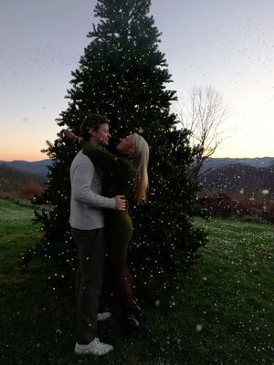 Got to spend a long weekend at the Glamping Collective near Asheville and had the most incredible time. I can’t recommend it enough. If you’re looking for a romantic getaway, girls trip or small family vacation this couldn’t be more perfect this holiday season 🎄🎁✨@The Glamping Collective @will_kulp  #glamping #glampingcollective #ashville #winter #holidaytrip 
