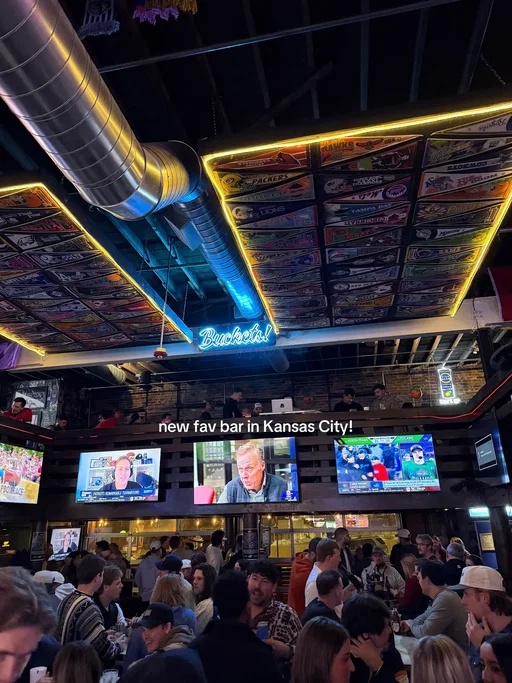 I want to gatekeep but I can’t - I’m just so obsessed @beckettskcmo !!!! Will be back ASAP! #sportsbar #kamsascity #thingstodokc #crossroads 