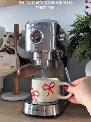 Maple sea salt latte on the Casabrews 5418Pro espresso machine🤎 If you’re shopping for an espresso machine (or the perfect holiday gift), it’s on SALE right now! Check the link in my bio ✨ @Casabrews Coffee Machine #casabrews #5418pro #latteart #fyppp 
